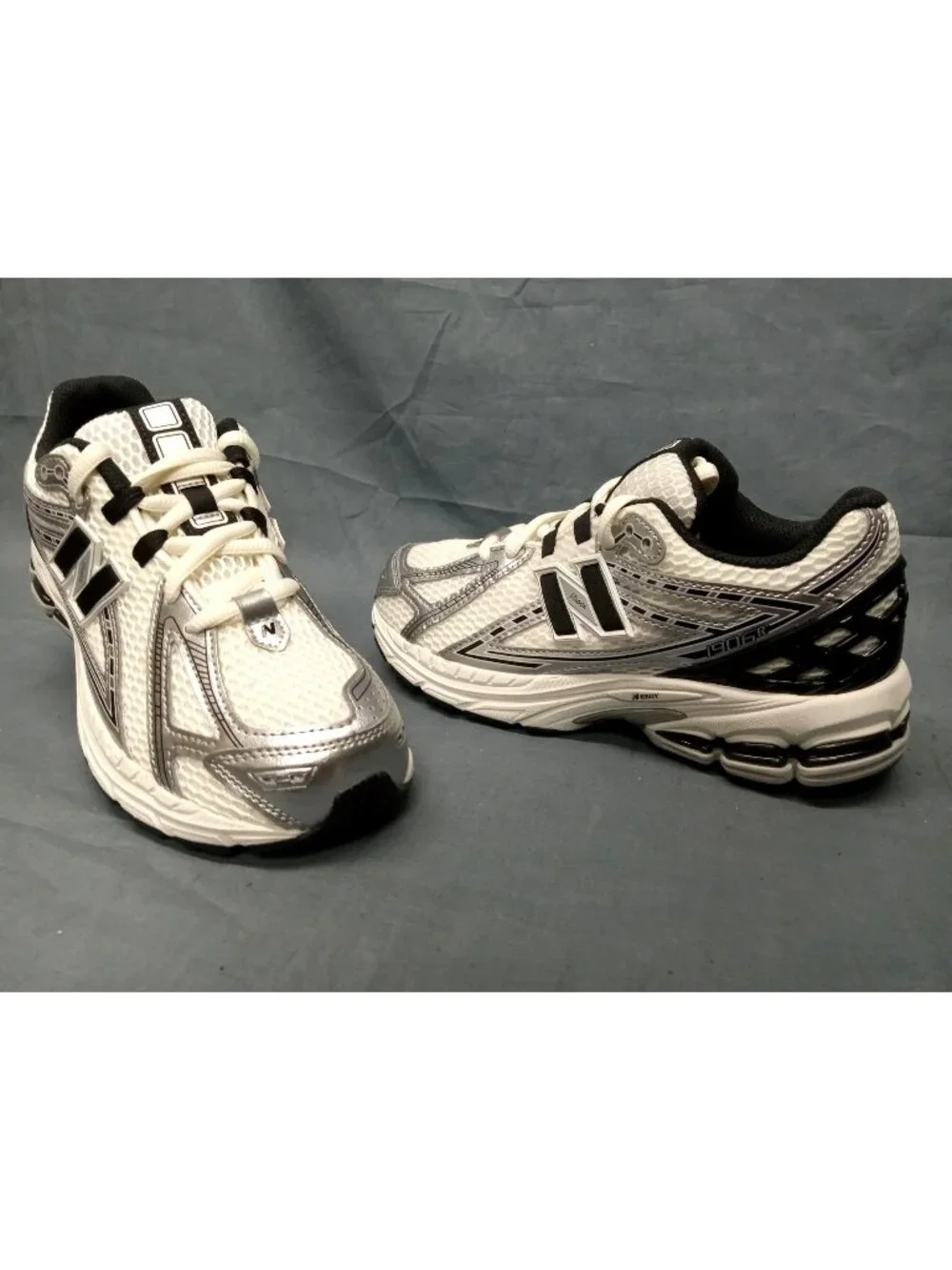 New Balance 1906 (GS) Sneakers GC1906ER Grey Black Boys Size 4.5 NEW IN BOX!